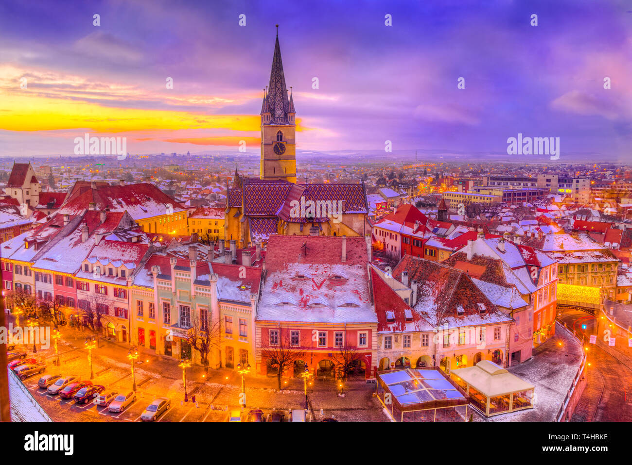 Luftaufnahme über Saint Mary Kathedrale im Winter, Sibiu, Siebenbürgen, Rumänien Stockfoto