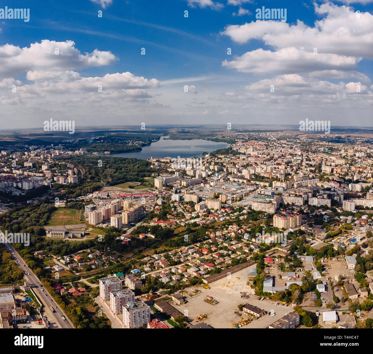 Landschaft Blick über Stadt auf Sommer sonnigen Tag mit Wolken aus der Luft und auf See, Ukraine, Ternopil Stockfoto