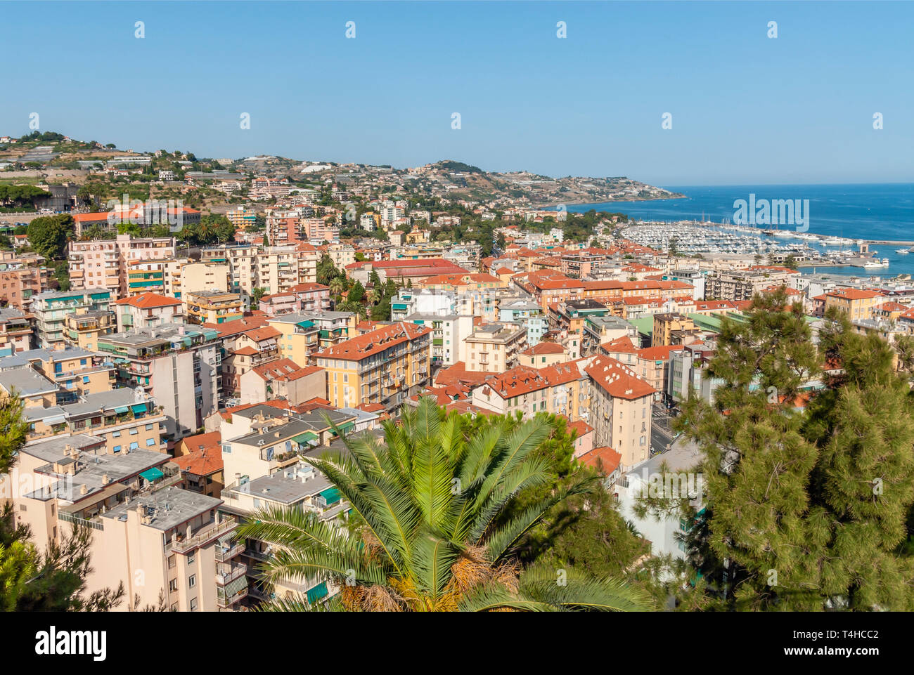 Blick über Sanremo ein beliebtes Touristenziel an der ligurischen Küste, Nordwestitalien Stockfoto