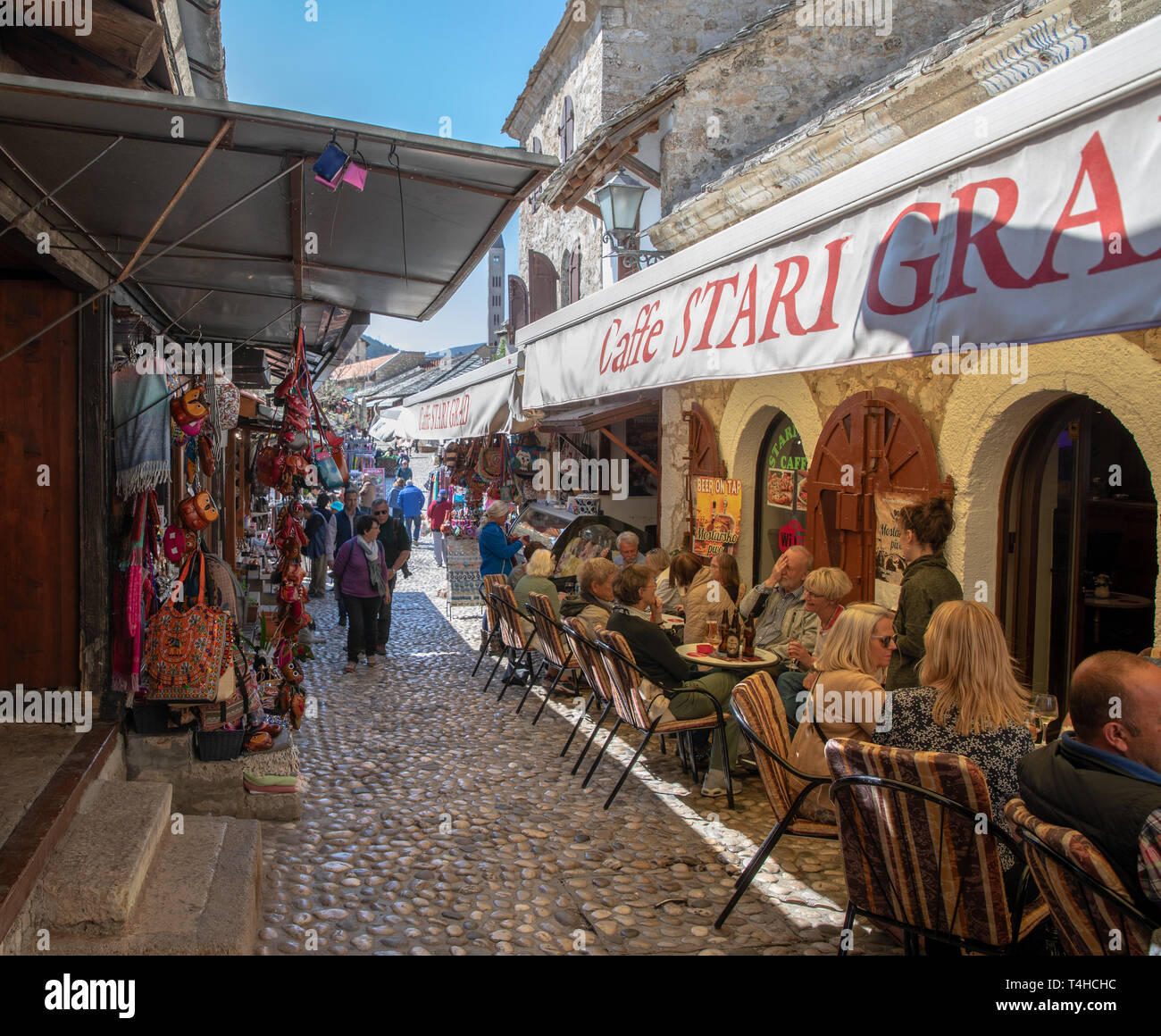 Mostar, Bosnien und Herzegowina - April 2019: Mostar Altstadt, Touristen in den Markt mit Restaurants und Geschäften. Stockfoto