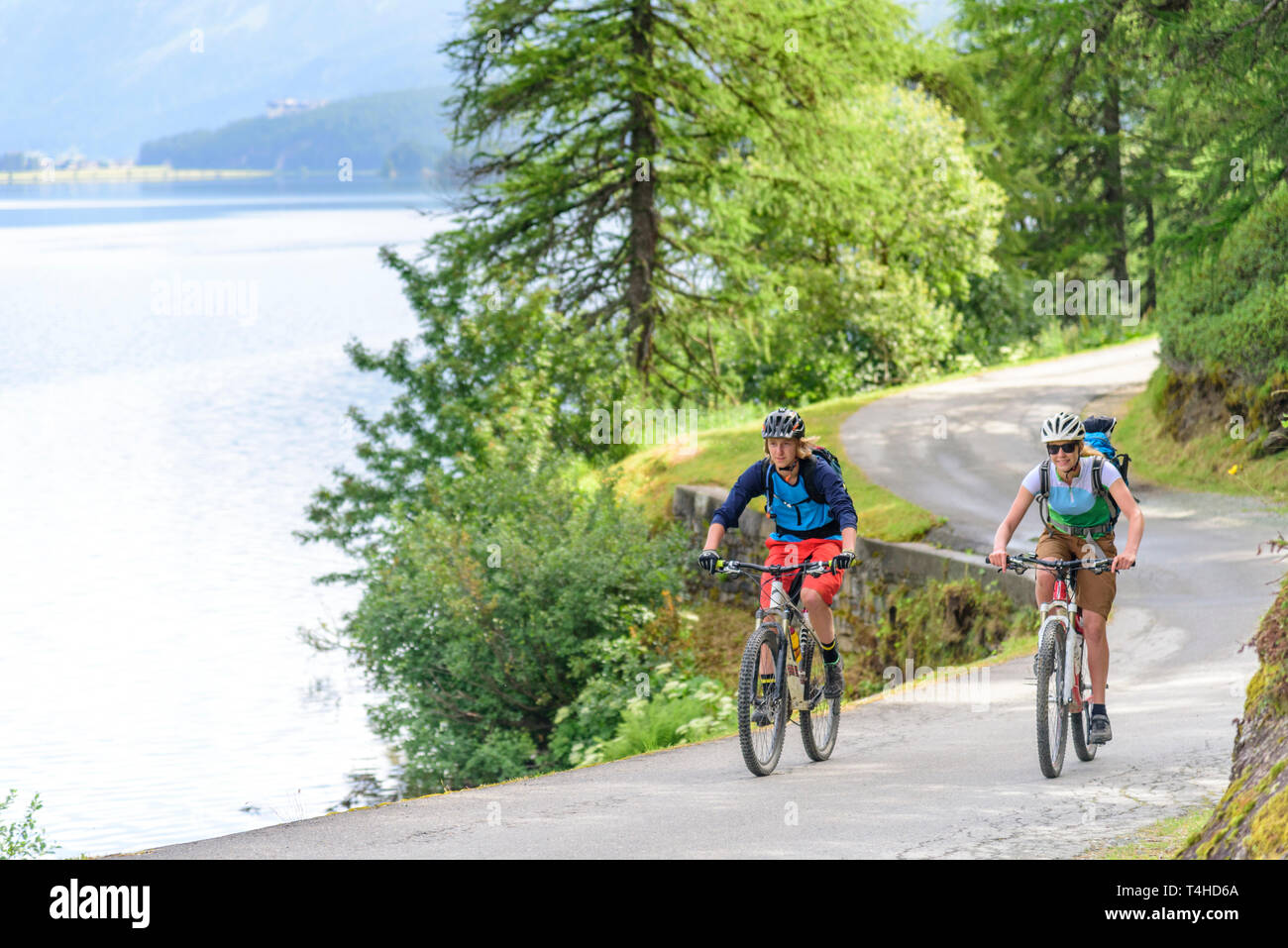 Zwei Mountainbiker Radfahren am Silser See im Engadin Stockfoto