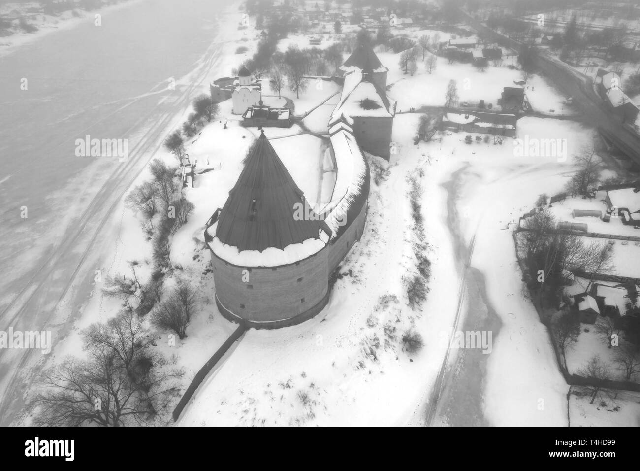 Ein Blick von der Höhe des Staraja Ladoga Festung an einem nebligen Wintertag (Luftaufnahmen). Region Leningrad, Russland Stockfoto