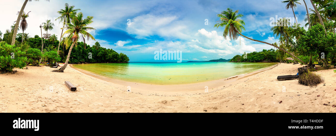 Panoramablick auf die Landschaft erstaunlichen tropischen Strand mit kristallklarem Meerwasser, Palmen auf Hintergrund Landschaft tropic Natur Stockfoto