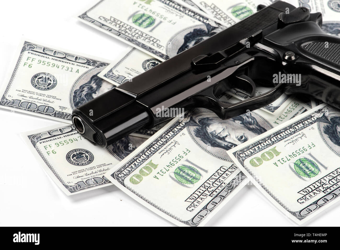 Gewehr Pistole und Geld Dollar Hintergrund Stockfoto
