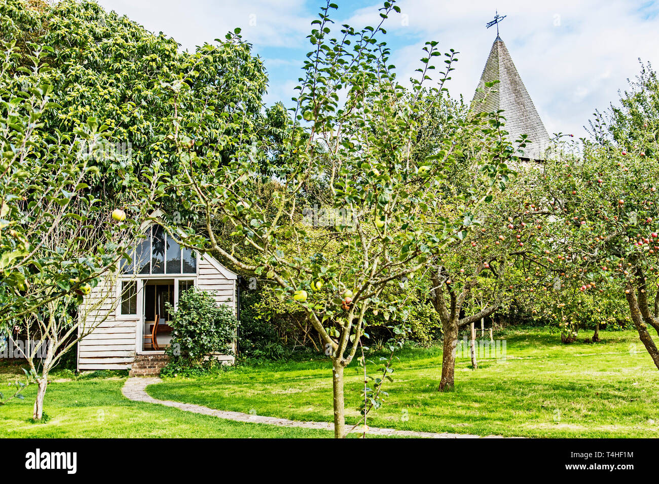 Garten an der Mönch Haus, Heimat von Virginia und Leonard Woolf in Rodmell, Sussex mit scultpture Stockfoto