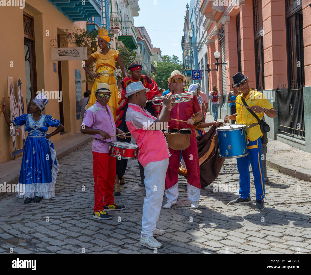 Farbenfroh gekleideten Musiker in der Band spielen in einer der Gassen in der Altstadt oder Habana Vieja, Havanna, Kuba Stockfoto