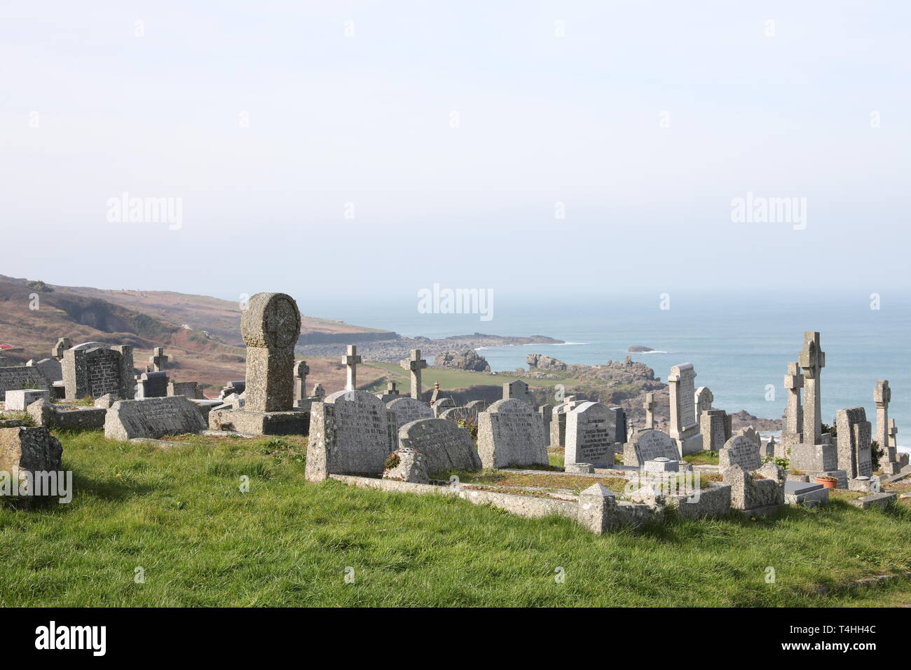 Barnoon Friedhof St. Ives in Cornwall im Vereinigten Königreich mit Blick auf das Meer Stockfoto