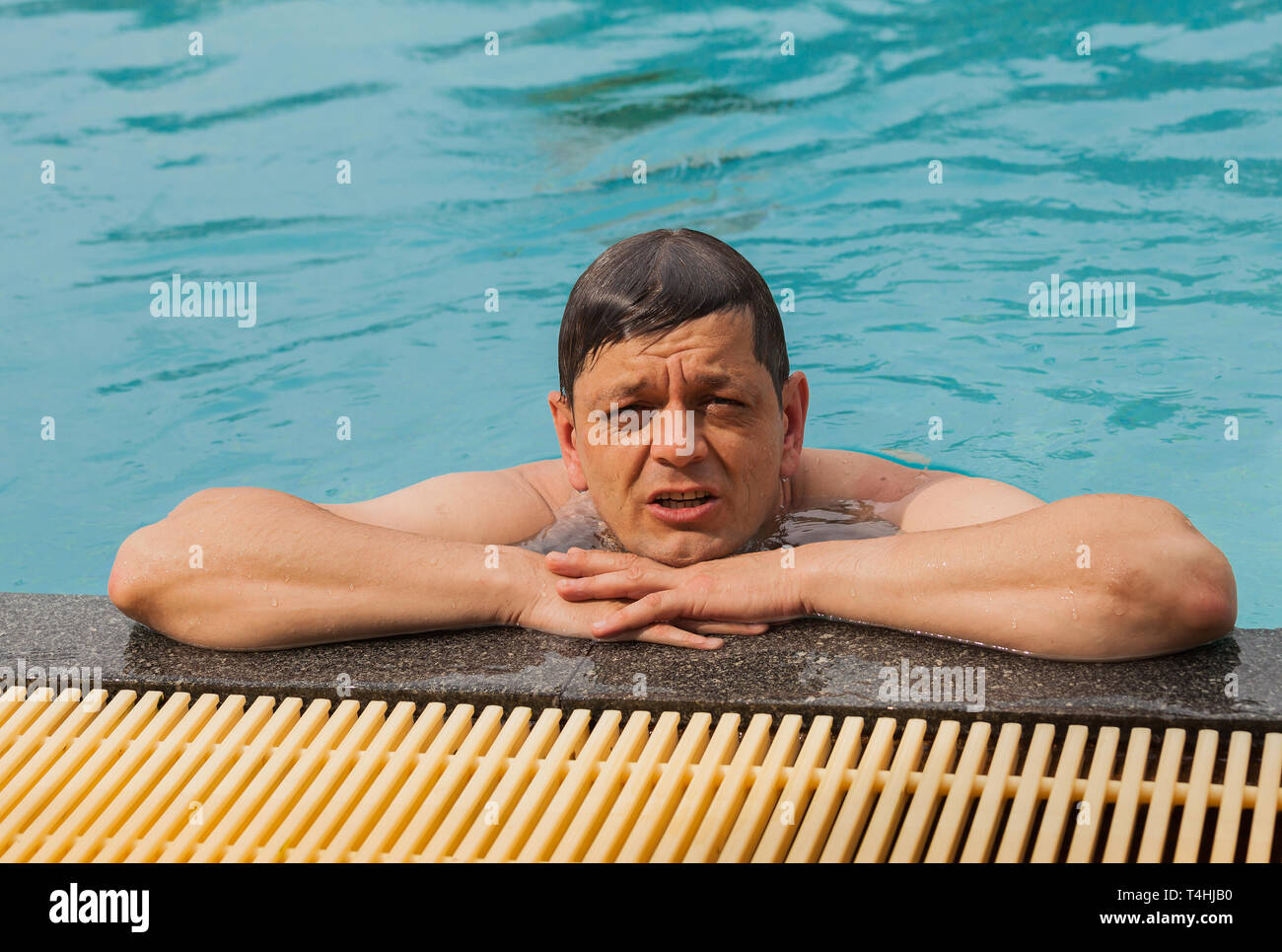 Ein Mann am Rand des Pool Stockfoto
