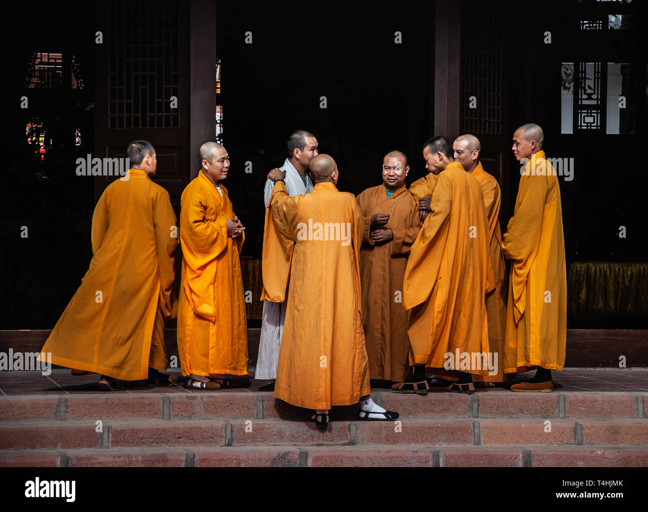 Provinz Guandong, China - September 2017: Gruppe buddhistischer Mönch versammelt sich im Eingang zum Kloster Stockfoto