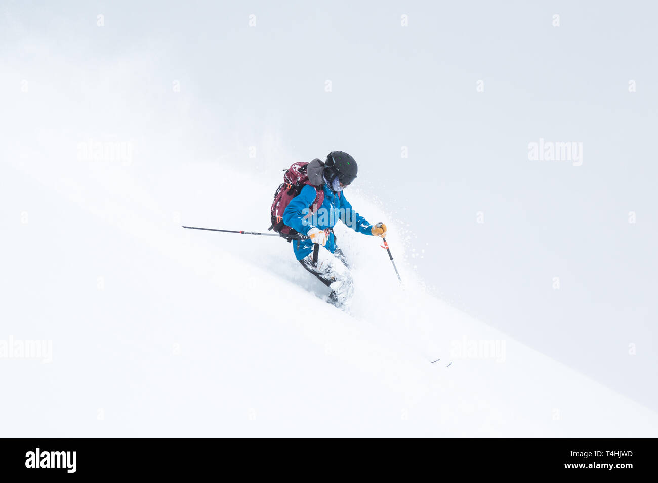 Skifahren im Hinterland von Hokkaido, Japan, ein junger Mann im Schnee beim Skifahren den tiefen weichen Pulver bedeckt. Stockfoto