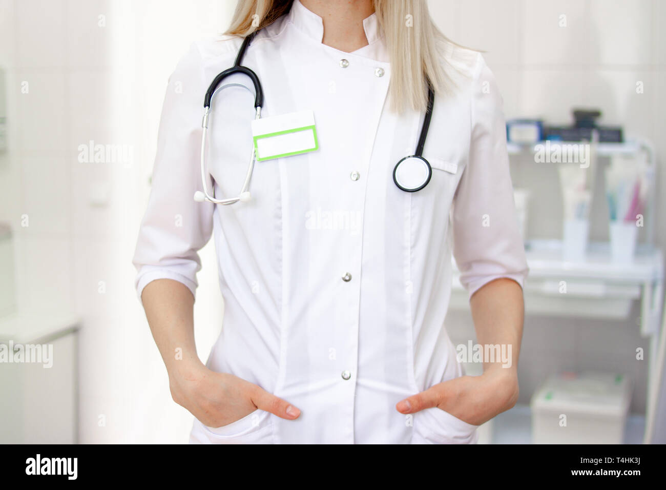Das medizinische Personal im Krankenhaus arbeiten: 7/8 Frau Doktor in weißen Uniform. Mockup für Arzt Name. Gesundheitswesen und medizinische Prüfungen Konzept. Stockfoto