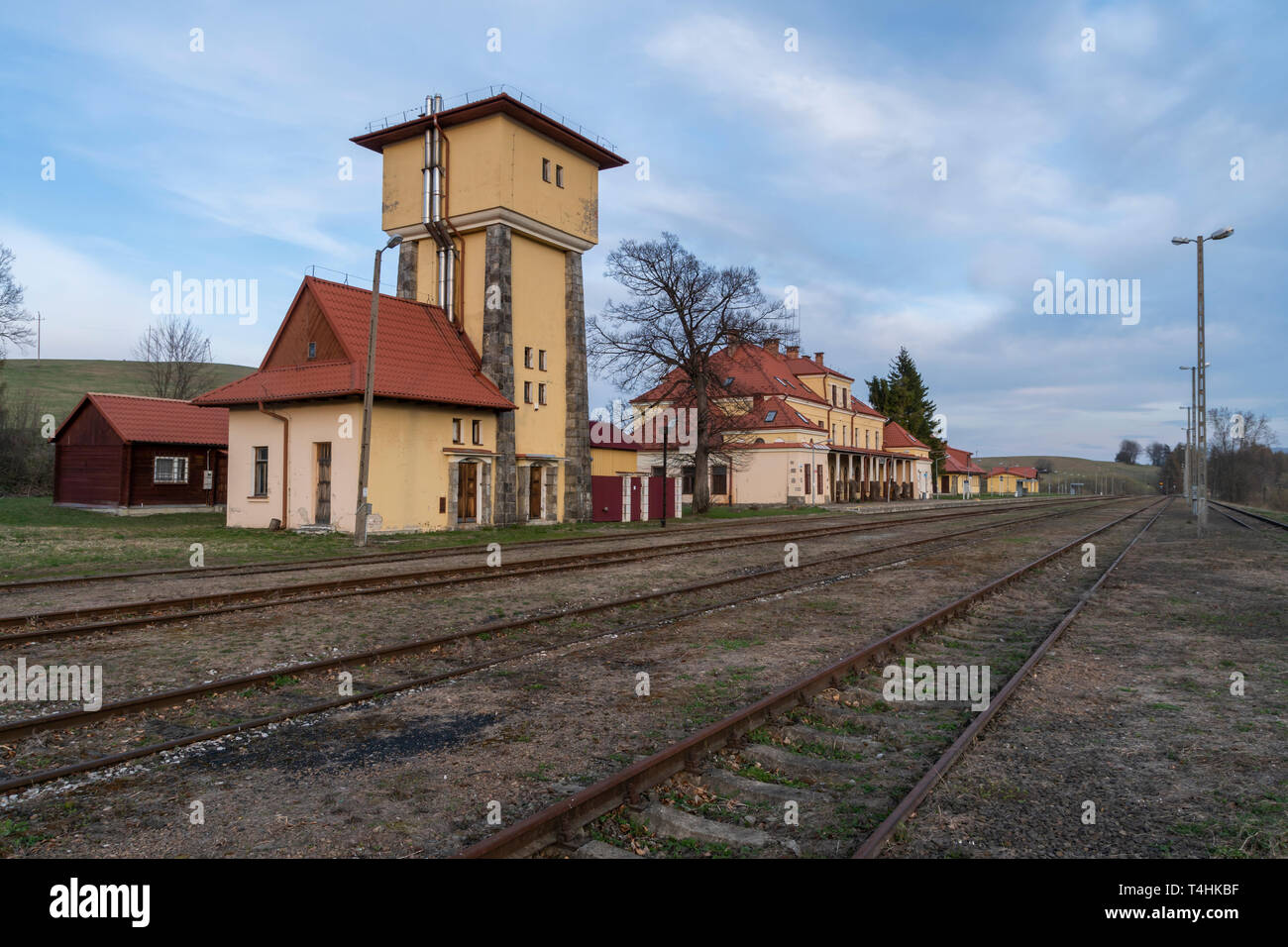 Historischer Bahnhof an der polnisch-slowakischen Grenze in der Nähe des Łupków-Passes im Bieszczady-Gebirge. Ostkarpaten, Polen. Stockfoto