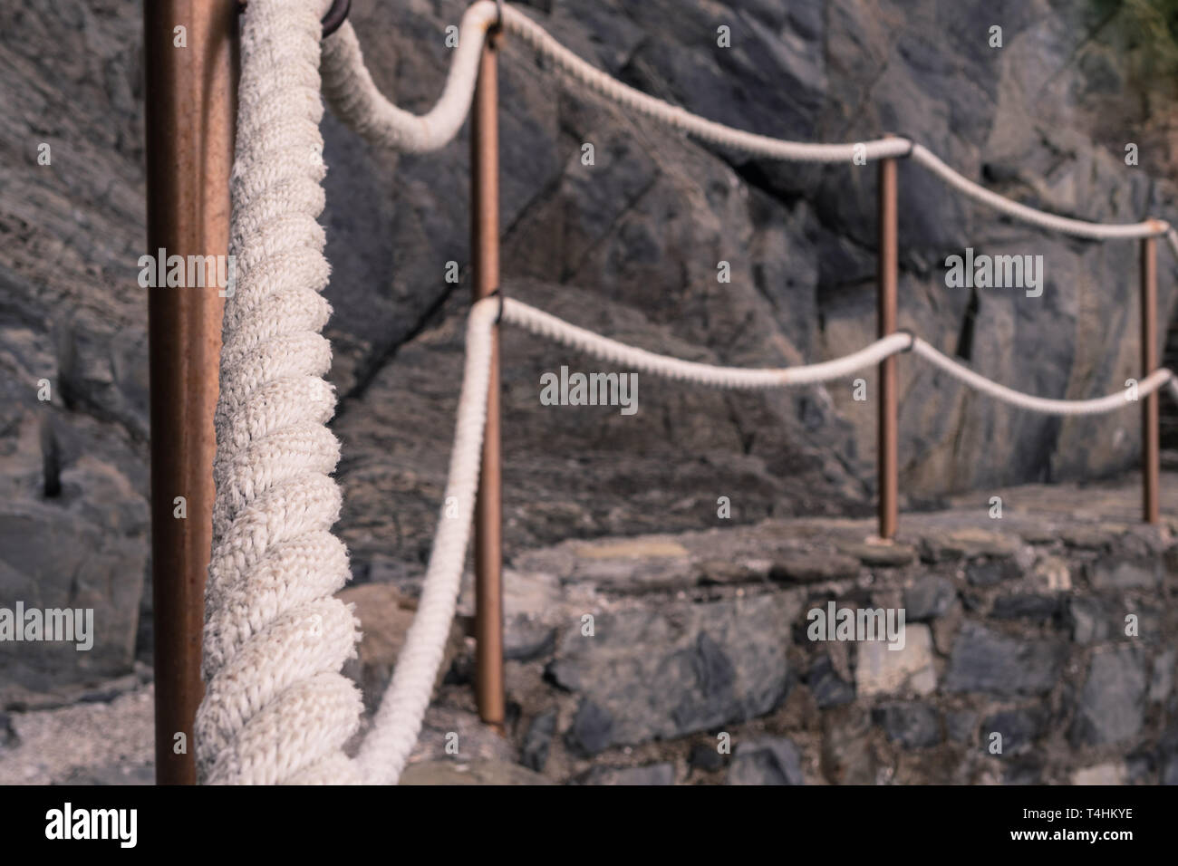 Alte Art und Weise mit einem Seil Handlauf in der Cinque Terre. Es wird verwendet, um die Menschen die berühmten Küsten und Klippen zu erkunden zu helfen Stockfoto