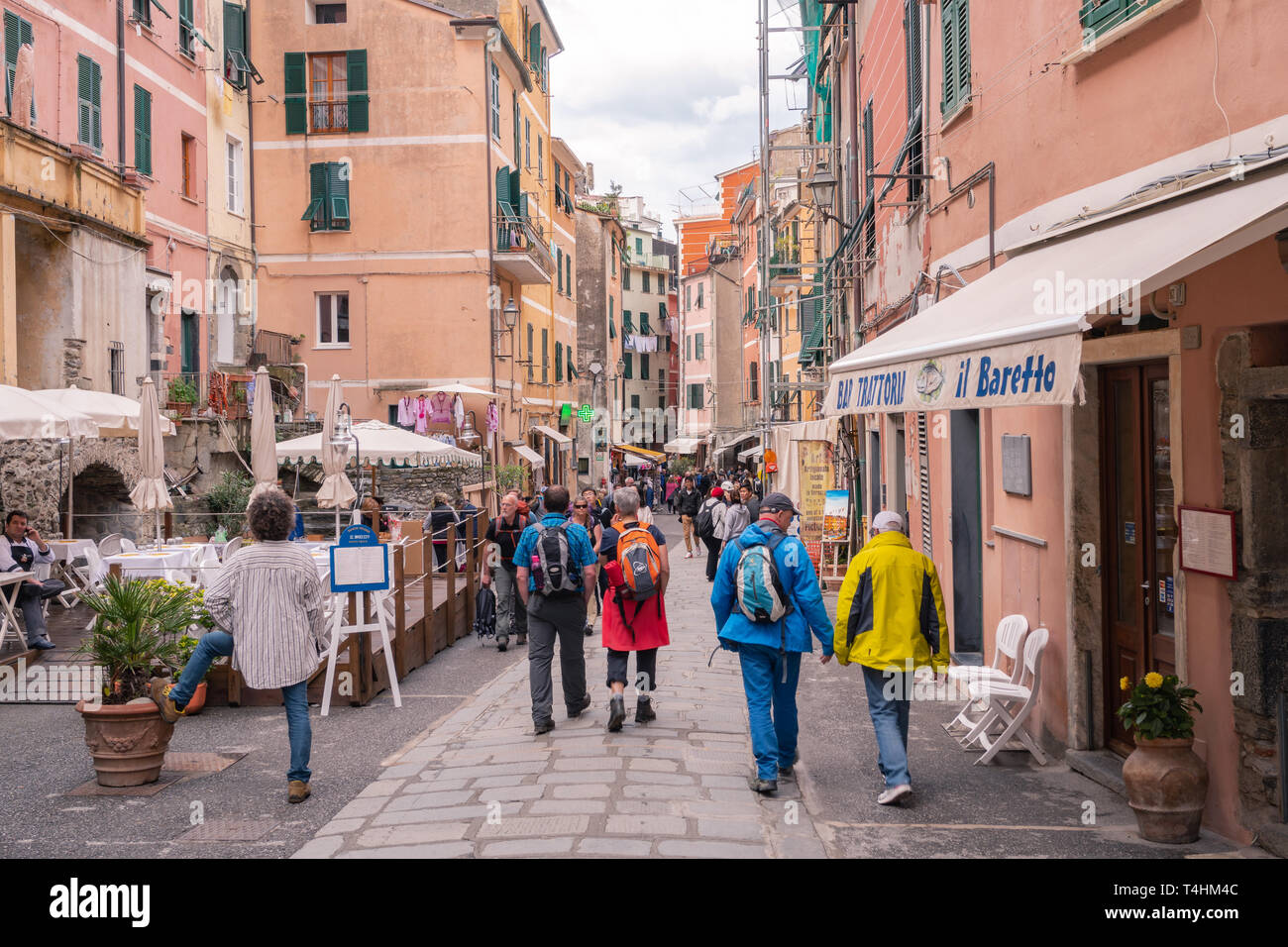 Vernazza Hauptstraße voller Menschen, Cinque Terre, Ligurien Stockfoto