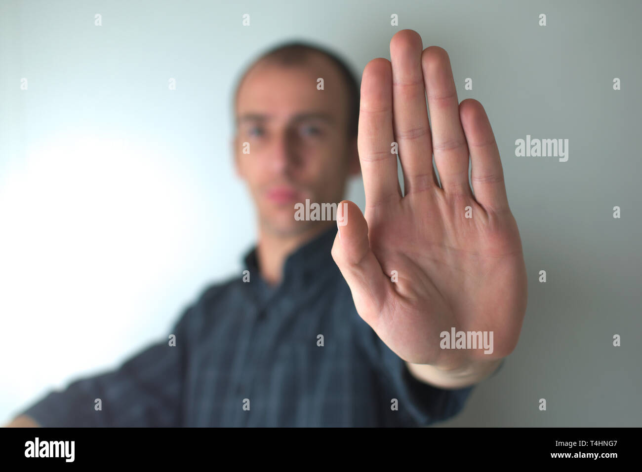 Ein Mann seine Hand halten mit falm nach vorn, als wenn jemand aus dem Übertreten zu stoppen. Stockfoto