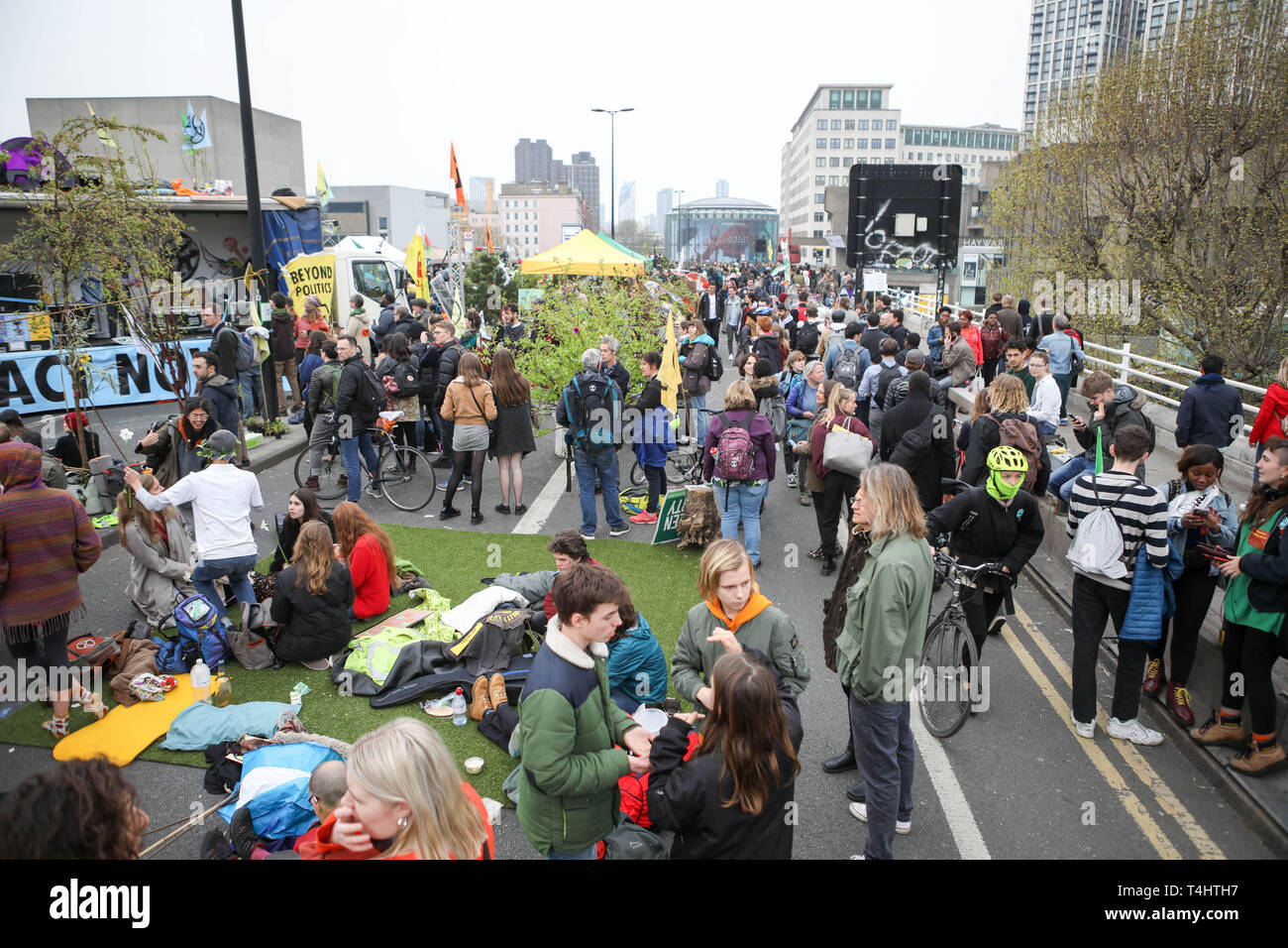 London, Großbritannien. 16. April 2019. Waterloo Bridge, London. Szenen an der Waterloo Bridge als Umwelt Kampagne Gruppe Aussterben Rebellion in der Nähe der Waterloo Bridge und in einen Garten Brücke verwandeln. Penelope Barritt/Alamy leben Nachrichten Stockfoto