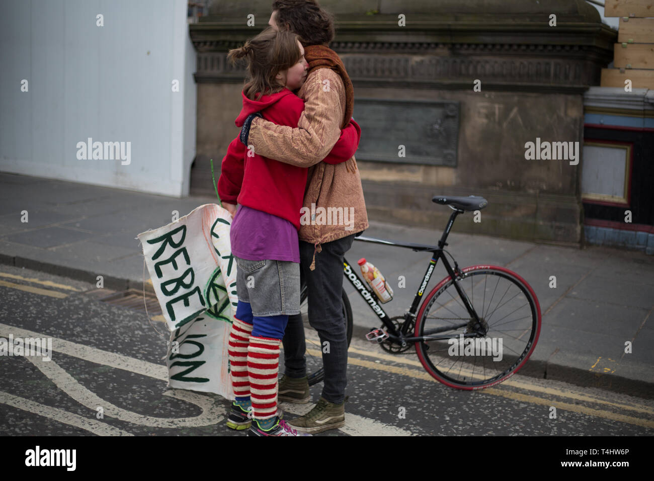 Edinburgh, Schottland, 16. April 2019. Aussterben Rebellion (Schottland) Klima Demonstranten herunterfahren North Bridge für den Verkehr während der "Internationale Tag der Rebellion", fordern die Regierung ein Klima Notstand auszurufen, in Edinburgh, Schottland, am 16. April 2019. Quelle: Jeremy Sutton-Hibbert / alamy Leben Nachrichten Stockfoto