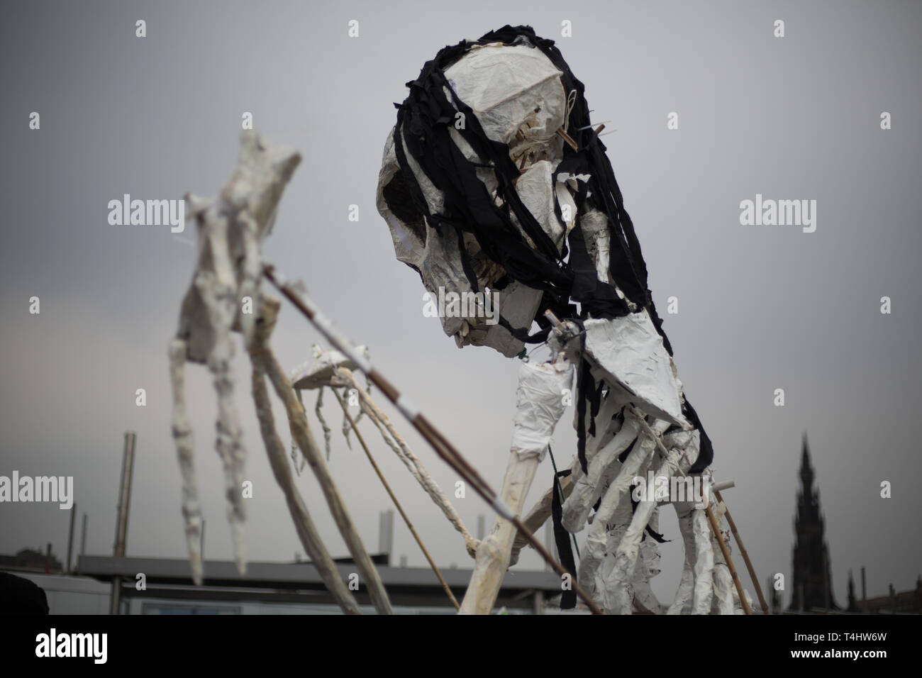 Edinburgh, Schottland, 16. April 2019. Aussterben Rebellion (Schottland) Klima Demonstranten herunterfahren North Bridge für den Verkehr während der "Internationale Tag der Rebellion", fordern die Regierung ein Klima Notstand auszurufen, in Edinburgh, Schottland, am 16. April 2019. Quelle: Jeremy Sutton-Hibbert / alamy Leben Nachrichten Stockfoto