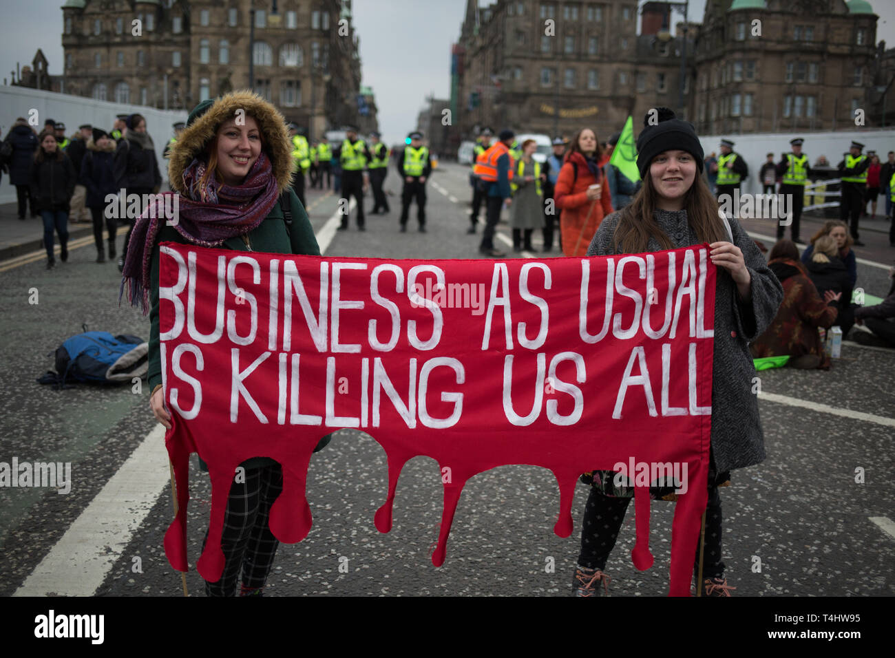 Edinburgh, Schottland, 16. April 2019. Aussterben Rebellion (Schottland) Klima Demonstranten herunterfahren North Bridge für den Verkehr während der "Internationale Tag der Rebellion", fordern die Regierung ein Klima Notstand auszurufen, in Edinburgh, Schottland, am 16. April 2019. Quelle: Jeremy Sutton-Hibbert / alamy Leben Nachrichten Stockfoto