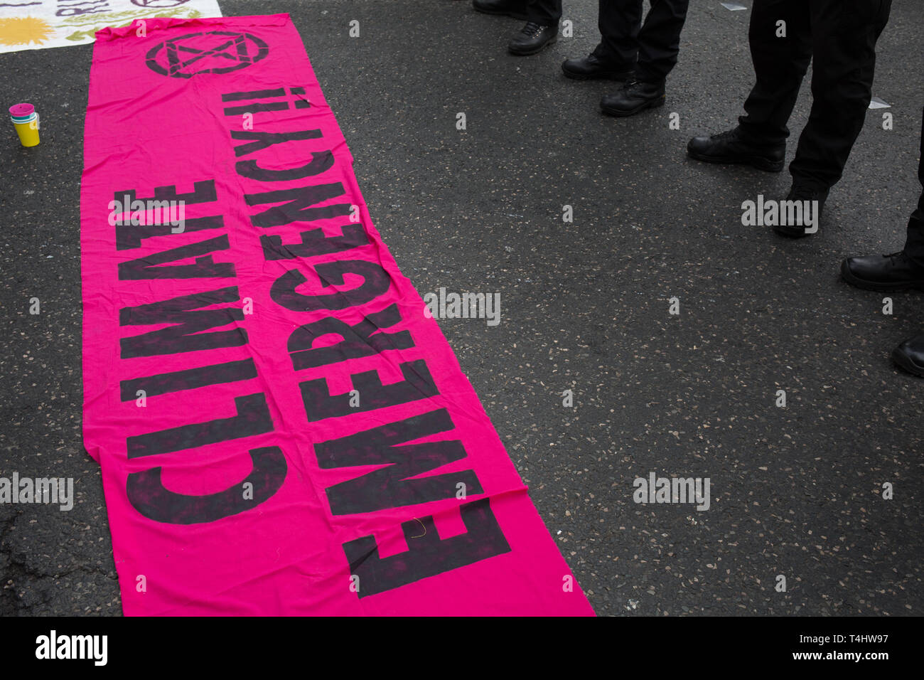 Edinburgh, Schottland, 16. April 2019. Aussterben Rebellion (Schottland) Klima Demonstranten herunterfahren North Bridge für den Verkehr während der "Internationale Tag der Rebellion", fordern die Regierung ein Klima Notstand auszurufen, in Edinburgh, Schottland, am 16. April 2019. Quelle: Jeremy Sutton-Hibbert / alamy Leben Nachrichten Stockfoto