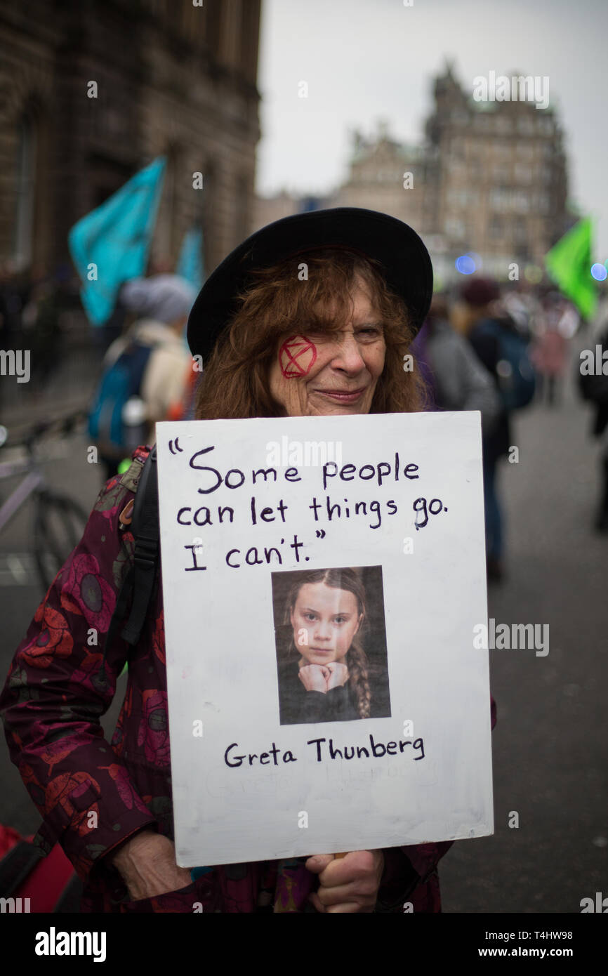 Edinburgh, Schottland, 16. April 2019. Aussterben Rebellion (Schottland) Klima Demonstranten herunterfahren North Bridge für den Verkehr während der "Internationale Tag der Rebellion", fordern die Regierung ein Klima Notstand auszurufen, in Edinburgh, Schottland, am 16. April 2019. Quelle: Jeremy Sutton-Hibbert / alamy Leben Nachrichten Stockfoto