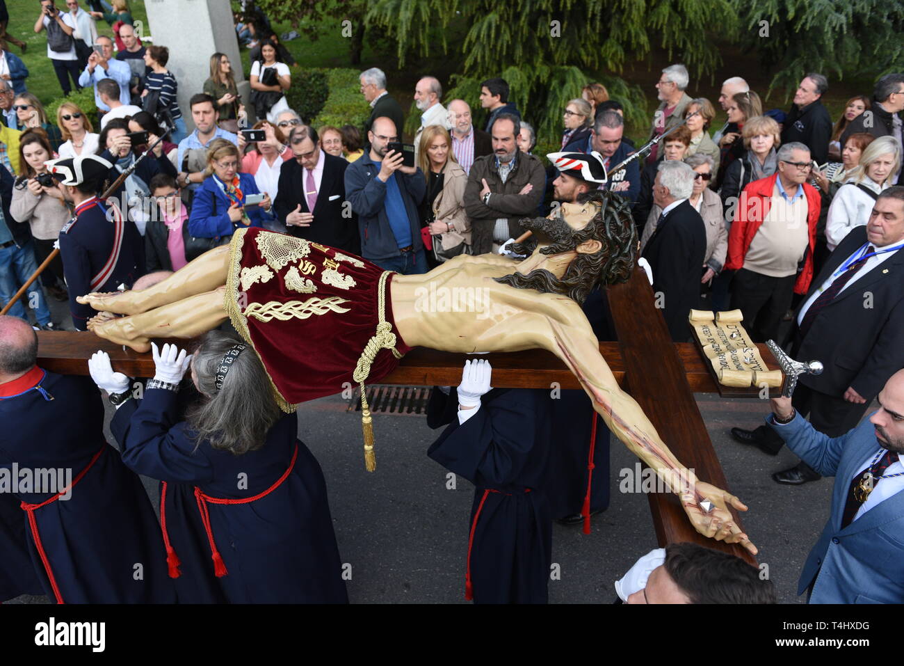 Büßer von "Cristo de Los Alabarderos ' Bruderschaft werden gesehen, eine Statue von Jesus Christus während des "Cristo de Los Alabarderos "Prozession in Madrid. Cristo de Los Alabarderos Prozession, auch als die Prozession der spanischen Royal Guard bekannt, statt auf den Heiligen Dienstag und Freitag in Madrid. Büßer eine Statue von Jesus Christus von 'De las Fuerzas Armadas' Kirche zu 'echten' Palast im Zentrum von Madrid und am Karfreitag Büßer in umgekehrter März, dieses gefeiert hat seit 1753 und es ist eine der wichtigsten Prozessionen der Karwoche in Madrid. Stockfoto