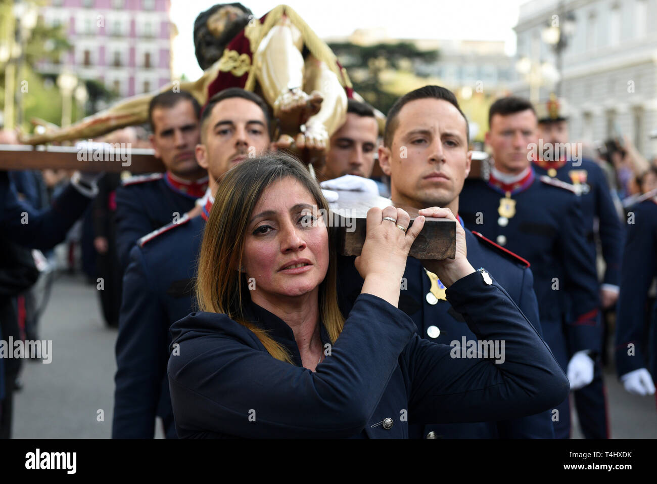 Büßer von "Cristo de Los Alabarderos ' Bruderschaft werden gesehen, eine Statue von Jesus Christus während des "Cristo de Los Alabarderos "Prozession in Madrid. Cristo de Los Alabarderos Prozession, auch als die Prozession der spanischen Royal Guard bekannt, statt auf den Heiligen Dienstag und Freitag in Madrid. Büßer eine Statue von Jesus Christus von 'De las Fuerzas Armadas' Kirche zu 'echten' Palast im Zentrum von Madrid und am Karfreitag Büßer in umgekehrter März, dieses gefeiert hat seit 1753 und es ist eine der wichtigsten Prozessionen der Karwoche in Madrid. Stockfoto