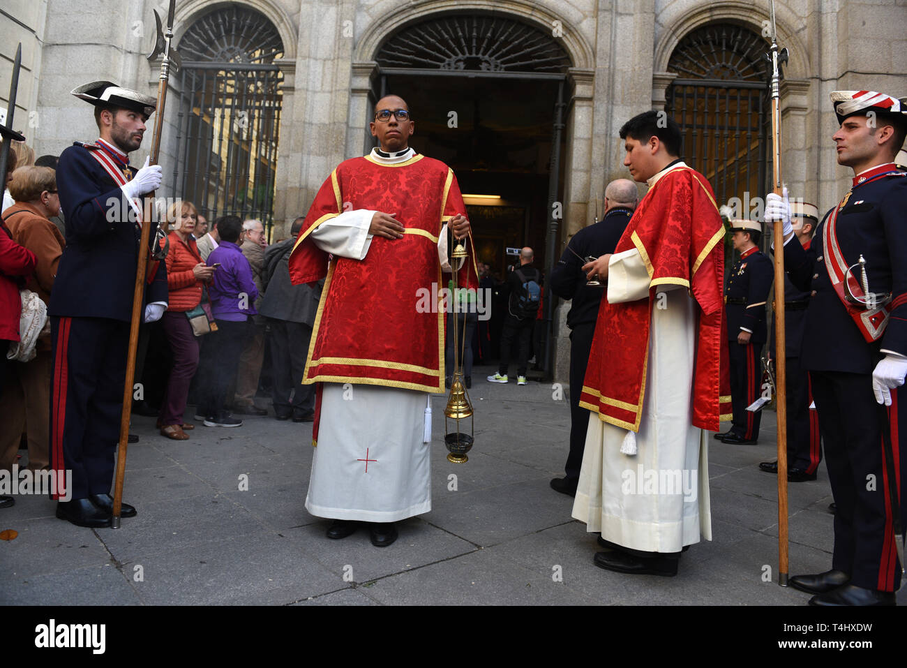 Büßer von "Cristo de Los Alabarderos ' Bruderschaft sind während der "Cristo de Los Alabarderos "Prozession in Madrid gesehen. Cristo de Los Alabarderos Prozession, auch als die Prozession der spanischen Royal Guard bekannt, statt auf den Heiligen Dienstag und Freitag in Madrid. Büßer eine Statue von Jesus Christus von 'De las Fuerzas Armadas' Kirche zu 'echten' Palast im Zentrum von Madrid und am Karfreitag Büßer in umgekehrter März, dieses gefeiert hat seit 1753 und es ist eine der wichtigsten Prozessionen der Karwoche in Madrid. Stockfoto