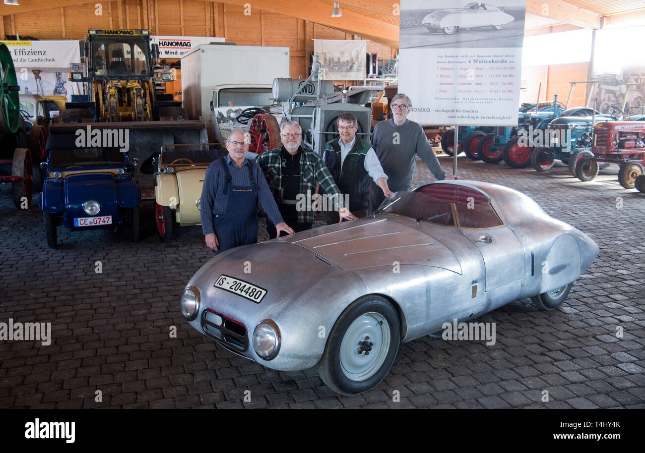 16 April 2019, Niedersachsen, Bockenem: Peter Starke (L-R), Reinhard Koch, Horst-Dieter Görg und Gerhard Rickert von der Hanomag Interessengemeinschaft e.V. arbeiten in ihrer Werkstatt auf die Rekonstruktion der Hanomag diesel aufnehmen. Tüftler aus Niedersachsen haben die revolutionären diesel Rennwagen der ehemaligen Firma Hanomag von 1939 kopiert. Das Auto mit Aluminiumgehäuse in Hannover entwickelt und gebaut wird als Meilenstein der Deutschen technologischen Geschichte betrachtet. Er stellte den Weltrekord mit seiner kleinen Dieselmotor im Jahr 1939 auf 165 Kilometer pro Stunde. Foto: Julian Stratenschulte/DP Stockfoto