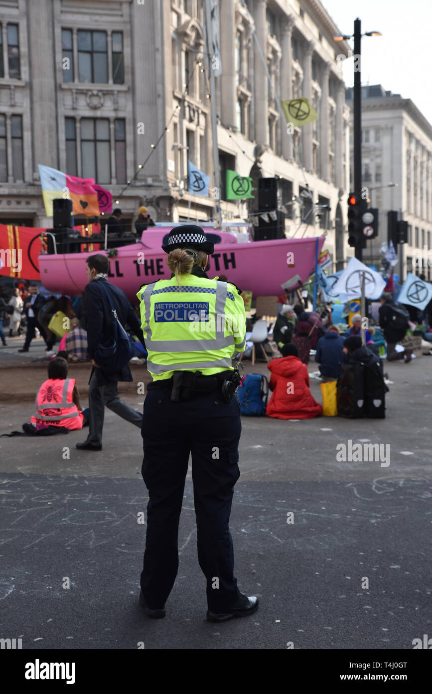 Oxford Circus, London, UK. 17 Apr, 2019. Aussterben Rebellion Klimawandel Demonstranten beginnen ihren dritten Tag. Quelle: Matthew Chattle/Alamy leben Nachrichten Stockfoto