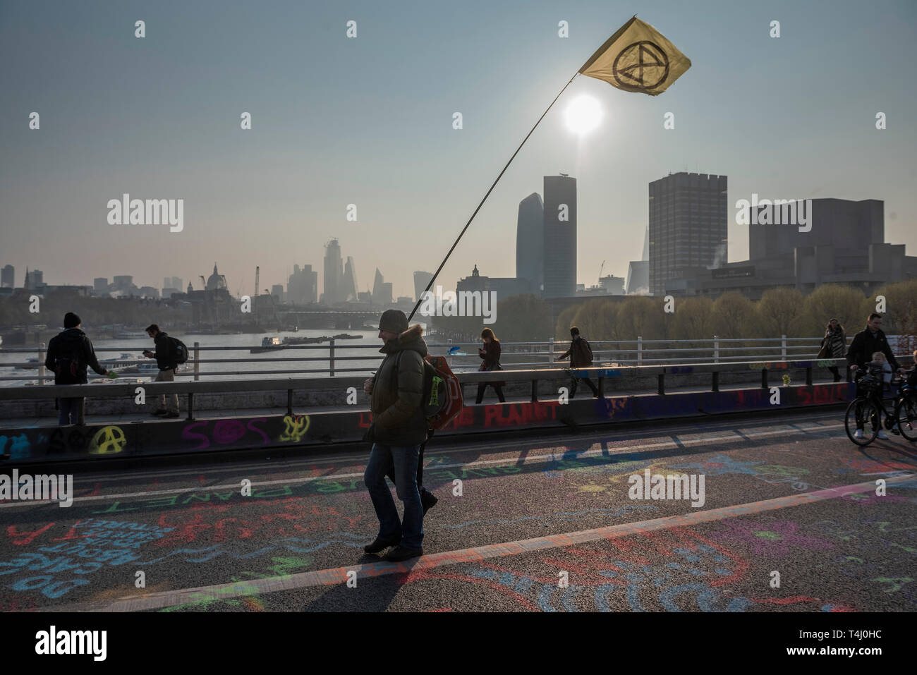 London, Großbritannien. 17. Apr 2019. Morgen auf der Waterloo Bridge sieht das Lager wach und Pendler machen ihre Fortschritte zu Fuß und mit dem Fahrrad über den Fluss - Tag 3 - Demonstranten vor dem Aussterben Rebellion Block mehrere Kreuzungen in London als Teil der laufenden Aktion, die von der britischen Regierung, auf die 'Klima chrisis" verlangen. Die Aktion ist Teil einer international koordinierten protestieren. Credit: Guy Bell/Alamy leben Nachrichten Stockfoto
