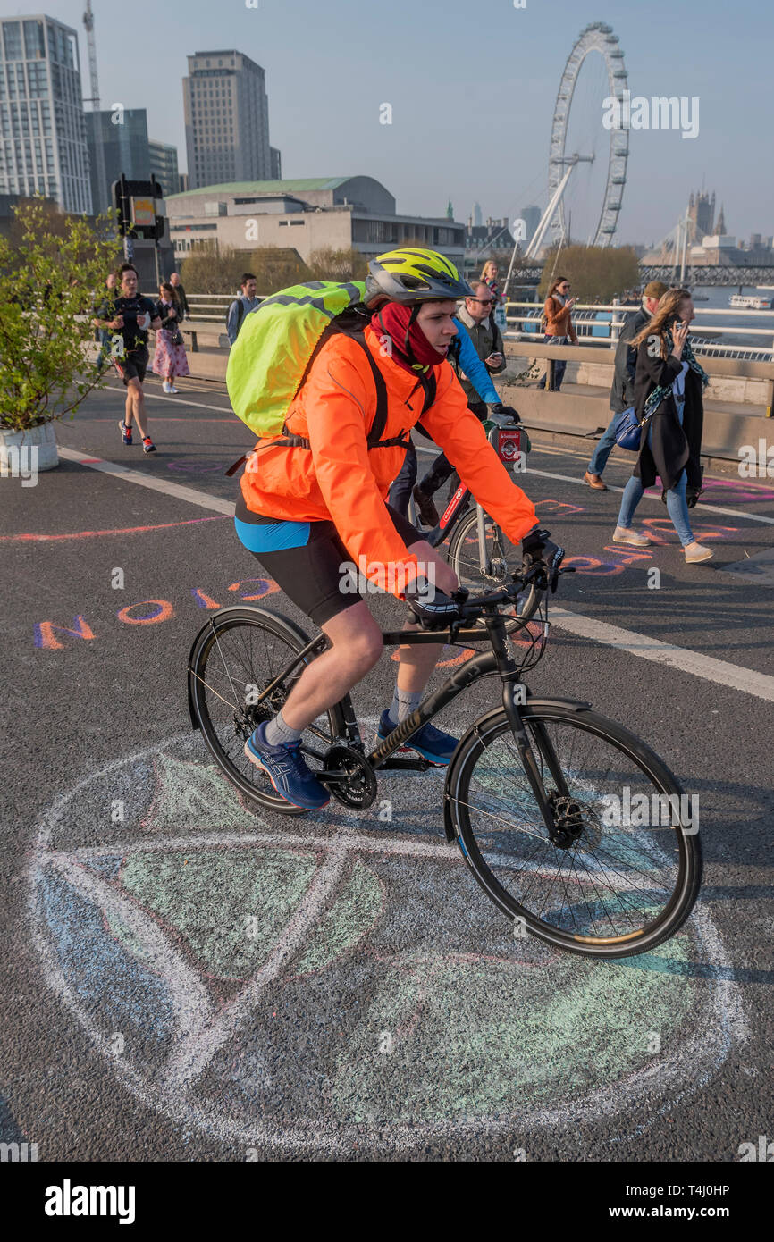 London, Großbritannien. 17. Apr 2019. Morgen auf der Waterloo Bridge sieht das Lager wach und Pendler machen ihre Fortschritte zu Fuß und mit dem Fahrrad über den Fluss - Tag 3 - Demonstranten vor dem Aussterben Rebellion Block mehrere Kreuzungen in London als Teil der laufenden Aktion, die von der britischen Regierung, auf die 'Klima chrisis" verlangen. Die Aktion ist Teil einer international koordinierten protestieren. Credit: Guy Bell/Alamy leben Nachrichten Stockfoto