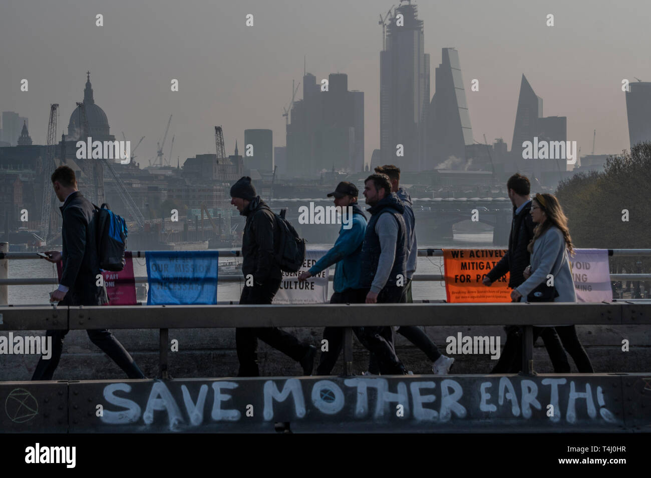 London, Großbritannien. 17. Apr 2019. Morgen auf der Waterloo Bridge sieht das Lager wach und Pendler machen ihre Fortschritte zu Fuß und mit dem Fahrrad über den Fluss - Tag 3 - Demonstranten vor dem Aussterben Rebellion Block mehrere Kreuzungen in London als Teil der laufenden Aktion, die von der britischen Regierung, auf die 'Klima chrisis" verlangen. Die Aktion ist Teil einer international koordinierten protestieren. Credit: Guy Bell/Alamy leben Nachrichten Stockfoto