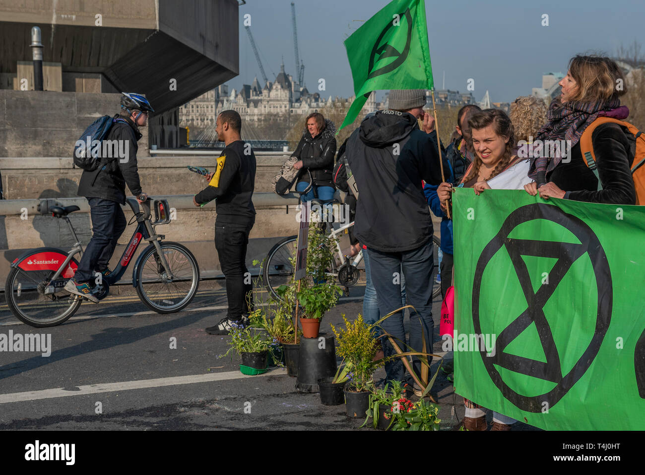 London, Großbritannien. 17. Apr 2019. Morgen auf der Waterloo Bridge sieht das Lager wach und Pendler machen ihre Fortschritte zu Fuß und mit dem Fahrrad über den Fluss - Tag 3 - Demonstranten vor dem Aussterben Rebellion Block mehrere Kreuzungen in London als Teil der laufenden Aktion, die von der britischen Regierung, auf die 'Klima chrisis" verlangen. Die Aktion ist Teil einer international koordinierten protestieren. Credit: Guy Bell/Alamy leben Nachrichten Stockfoto