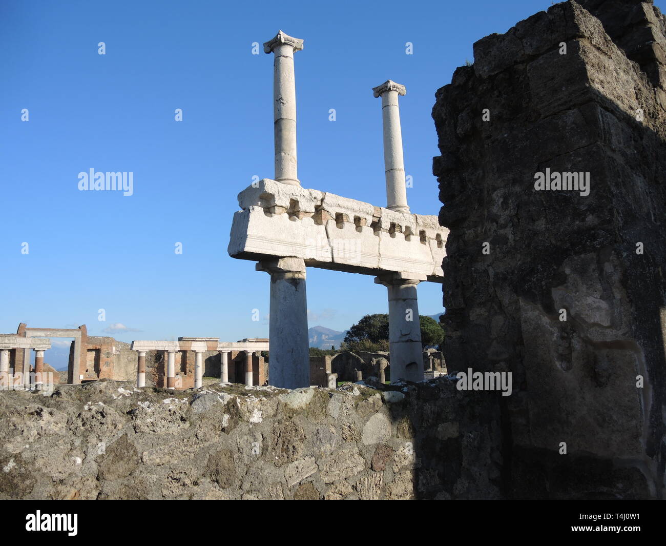 Neapel, Italien. 29 Nov, 2018. Ruinen im Pompeji Archäologischen Park. Die antike Stadt wurde während der Ausbruch des Vesuv im Jahr 79 N.CHR. und zwei Drittel der ausgegraben wurde begraben. Die ausgrabungsstätte ist eine der beliebtesten Sehenswürdigkeiten in Italien. (Auf der dpa Pompeji drehen - "Der Ausnahmezustand ist vorbei") Credit: Lena Klimkeit/dpa - ACHTUNG: Nur für redaktionelle Nutzung in Verbindung mit einem Bericht über den Archäologischen Park Pompeji und nur mit vollständiger Nennung der oben genannten Kredit-/dpa/Alamy leben Nachrichten Stockfoto