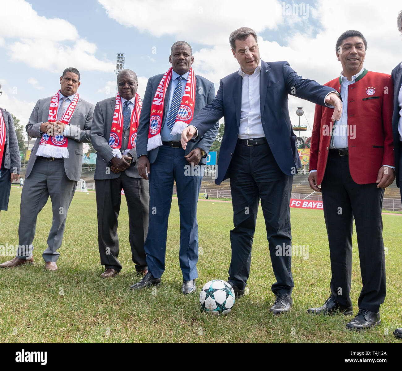 Addis Abeba, Äthiopien. 17 Apr, 2019. Markus Söder (2. von rechts, CSU), Ministerpräsident von Bayern, Gionvane Elber (r) Awol Abdurahim (M), Vizepräsident der Äthiopischen Fussballverband und Kwesi Quartey (2. von links), stellvertretender Vorsitzender der Kommission der Afrikanischen Union, nehmen teil an der Eröffnung des FC Bayern Fußball-Schule in der Hauptstadt. Söder besucht das Land am Horn von Afrika bis zum 18. April. Credit: Peter Kneffel/dpa/Alamy leben Nachrichten Stockfoto