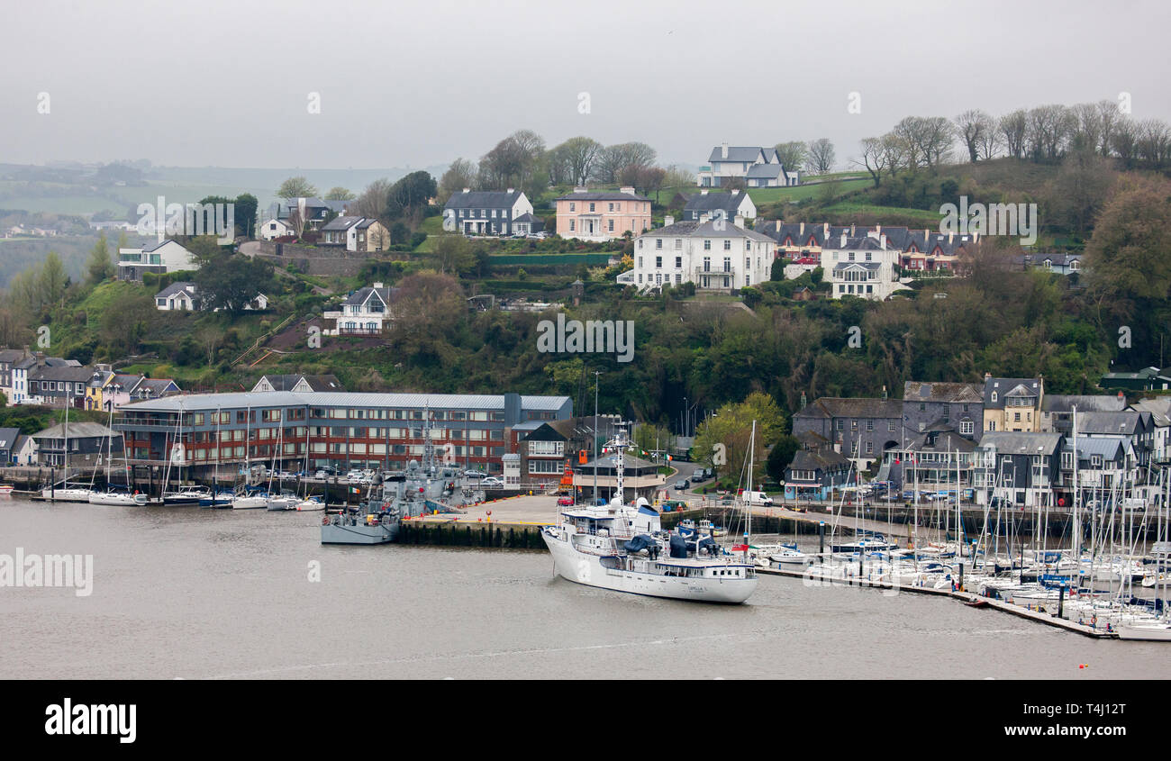 Kinsale, Cork, Irland. 17. April 2019. Super Yacht Capella C kommt an der Pier, wo das Kriegsschiff LÉ Orla bereits auf einem nebligen Morgen in Kinsale, Co Cork angedockt ist. Die 59 Meter Yacht wurde 1968 erbaut und kann 20 Gäste mit einer Crew von 17 tragen. Stockfoto