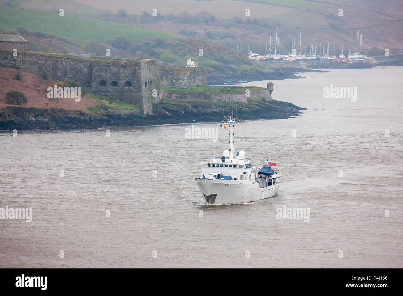 Kinsale, Cork, Irland. 17. April 2019. Super Yacht Capella C, Charles Fort, wie sie sich in Kinsale, Co Cork auf einem nebligen Morgen ankommt. Die 59 Meter Yacht wurde 1968 erbaut und kann 20 Gäste mit einer Crew von 17 tragen. Stockfoto