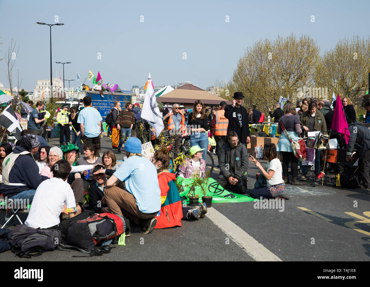 London, Großbritannien. 17 Apr, 2019. Für den dritten Tag Klimawandel Demonstranten weiter Waterloo Bridge und die Demonstranten zu stören, lähmen die Londoner Straßen, indem sie menschliche Barrikaden an fünf Wahrzeichen. Aussterben Rebellion Veranstalter Anspruch eco-Demonstranten wird heute fortgesetzt. Am Montag hatten sie ein rosa Boot in der Regent Street geparkt, die Bedrohung der globalen Erwärmung zu markieren. Credit: Keith Larby/Alamy leben Nachrichten Stockfoto