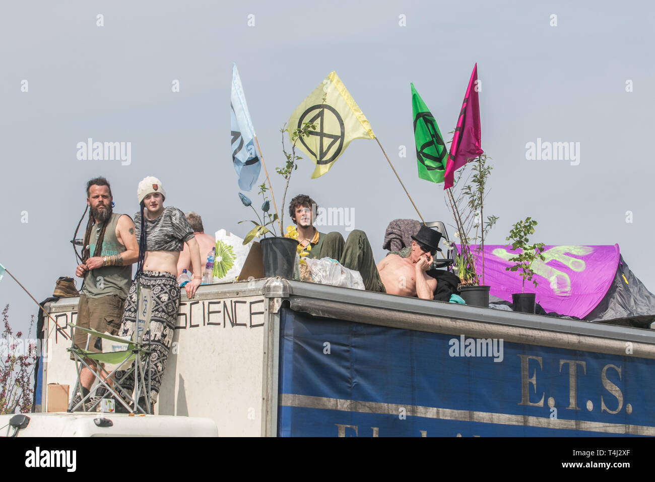 London, Großbritannien. 17 Apr, 2019. Die Demonstranten vor dem Aussterben Rebellion weiterhin Waterloo Bridge am Tag 3 zu besetzen, blockieren den Zugriff auf den Verkehr als Teil eines laufenden Protest zu zwingen, die britische Regierung eine Klimakrise Notfall in einem 2-wöchigen Kampagne Kredit zu erklären: Amer ghazzal/Alamy leben Nachrichten Stockfoto