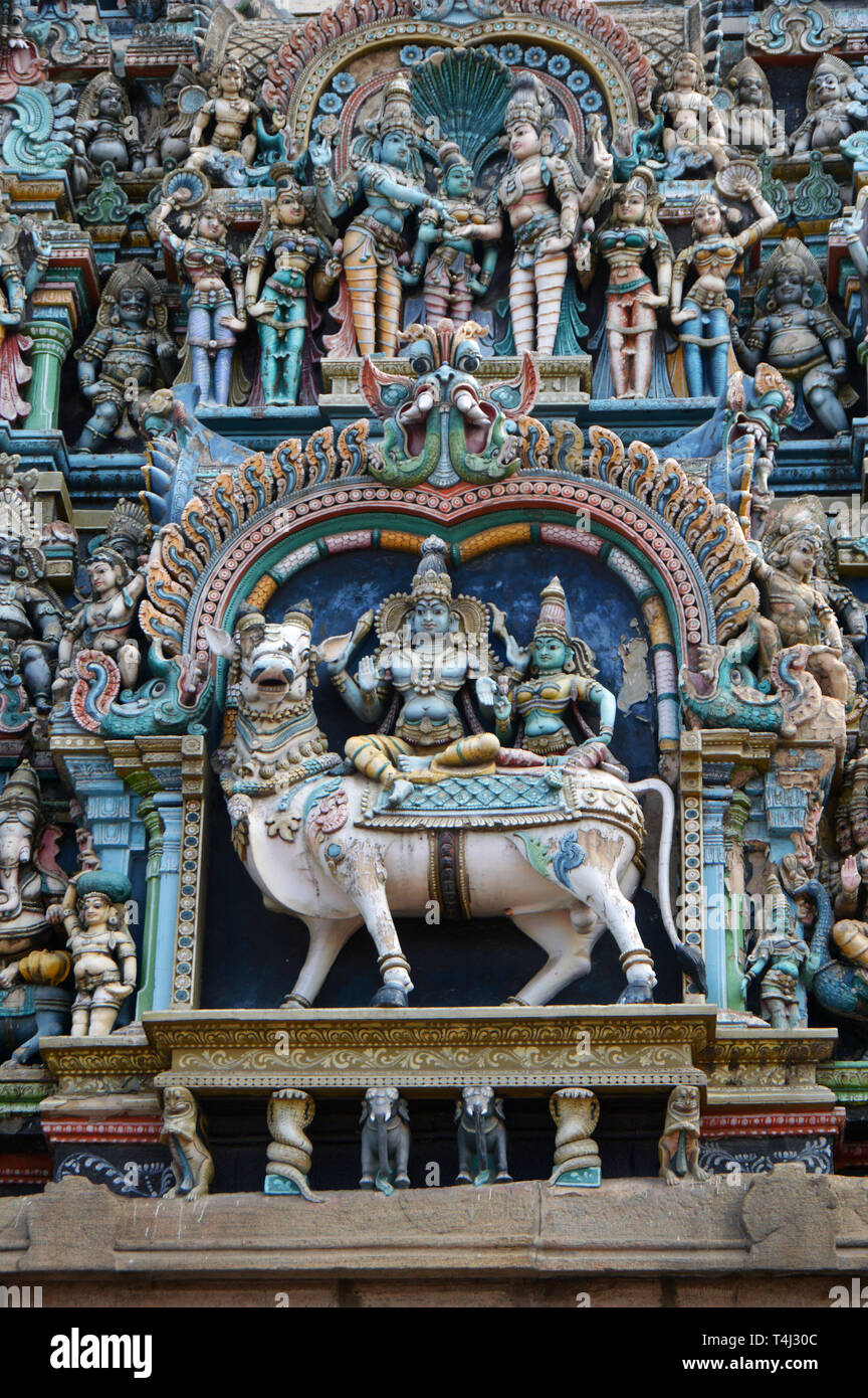 Madurai, Indien. 10 Feb, 2019. Meenakshi Tempel in Madurai im Süden von Indien - unzählige farbige Skulpturen kann bei der neun Türme gesehen werden, auf 10.02.2019 | Verwendung der weltweiten Kredit aufgezeichnet: dpa/Alamy leben Nachrichten Stockfoto