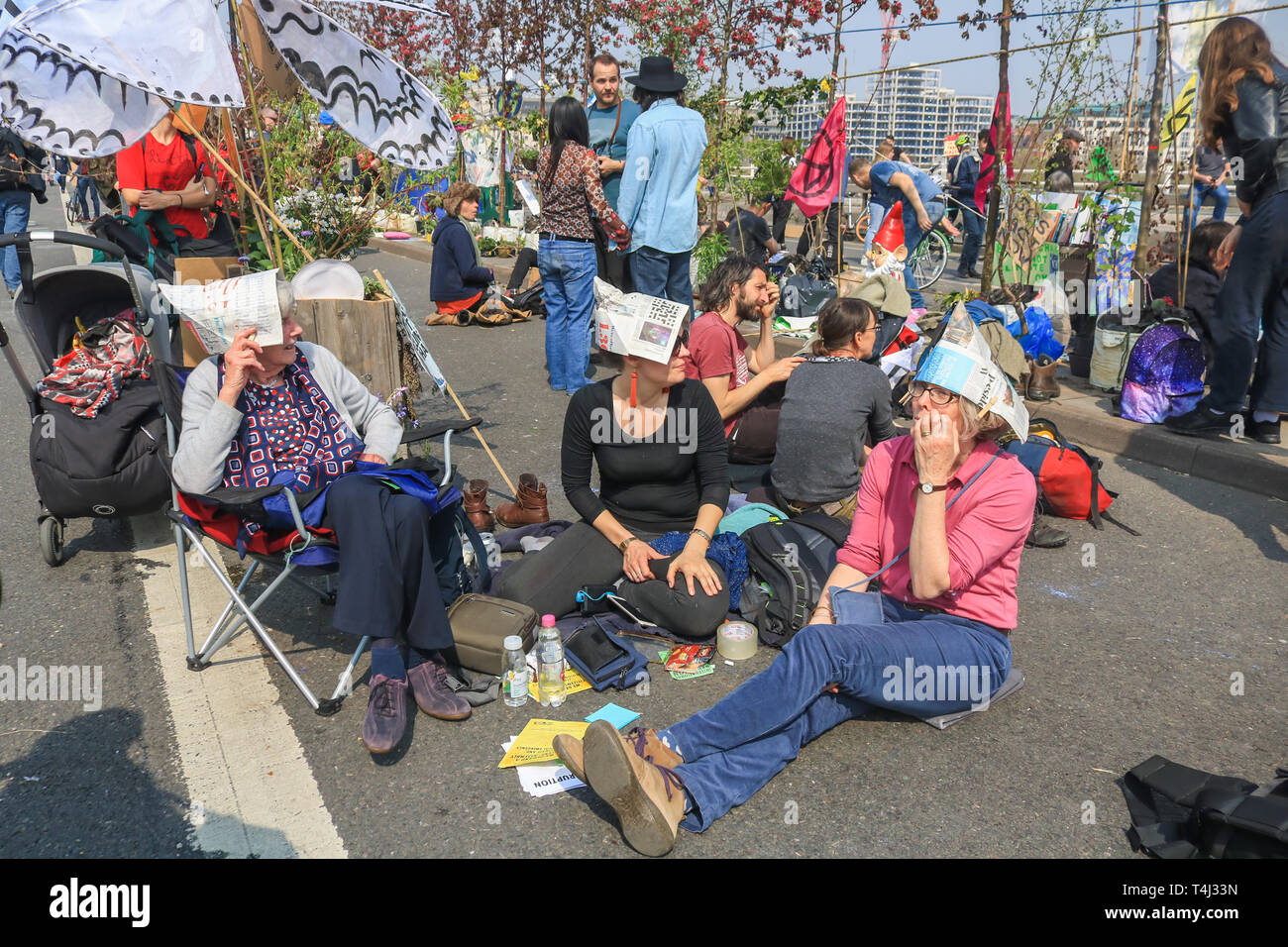 London, Großbritannien. 17 Apr, 2019. Demonstranten in Karneval Stimmung wie sie fortfahren, Waterloo Bridge am 3. Tag vor dem Aussterben Rebellion Protest zu besetzen als Teil eines laufenden Protest zu zwingen, die britische Regierung eine Klimakrise Notfall in einem 2-wöchigen Kampagne Kredit zu erklären: Amer ghazzal/Alamy leben Nachrichten Stockfoto
