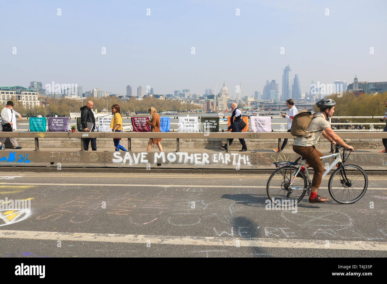 London, Großbritannien. 17 Apr, 2019. Fußgänger Spaziergang auf der Waterloo Bridge in Graffiti Nachrichten am Tag 3 des Aussterbens Rebellion Protest abgedeckt als Teil eines laufenden Protest zu zwingen, die britische Regierung eine Klimakrise Notfall in einem 2-wöchigen Kampagne Kredit zu erklären: Amer ghazzal/Alamy leben Nachrichten Stockfoto