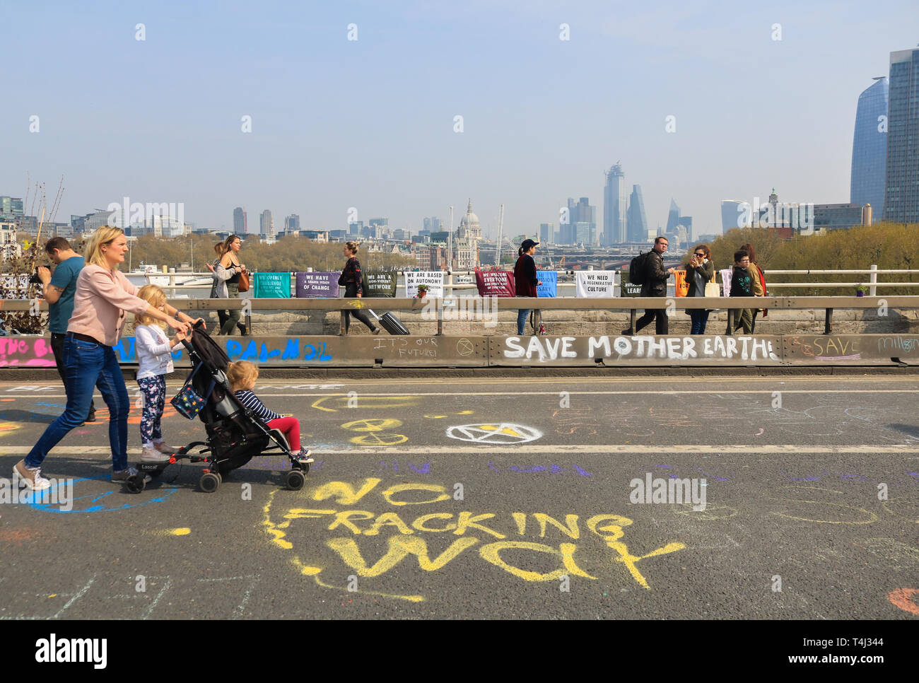 London, Großbritannien. 17 Apr, 2019. Fußgänger Spaziergang auf der Waterloo Bridge in Graffiti Nachrichten am Tag 3 des Aussterbens Rebellion Protest abgedeckt als Teil eines laufenden Protest zu zwingen, die britische Regierung eine Klimakrise Notfall in einem 2-wöchigen Kampagne Kredit zu erklären: Amer ghazzal/Alamy leben Nachrichten Stockfoto