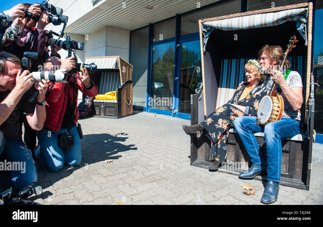 17. April 2019, Niedersachsen, Lüneburg: Jürgen Drews (r), pop Sänger, und Madeleine Lierck-Wien (2. von rechts), Schauspielerin, sitzen im Strandkorb vor der 'Rote Rosen' Studio auf einer Presseveranstaltung. Schlagersänger Jürgen Drews gibt ein Gastspiel beim ARD-Telenovela 'Rote Rosen'. Der 74-Jährige wird sich selbst spielen. Er schießen in Lüneburg seit Montag. Foto: Philipp Schulze/dpa Stockfoto