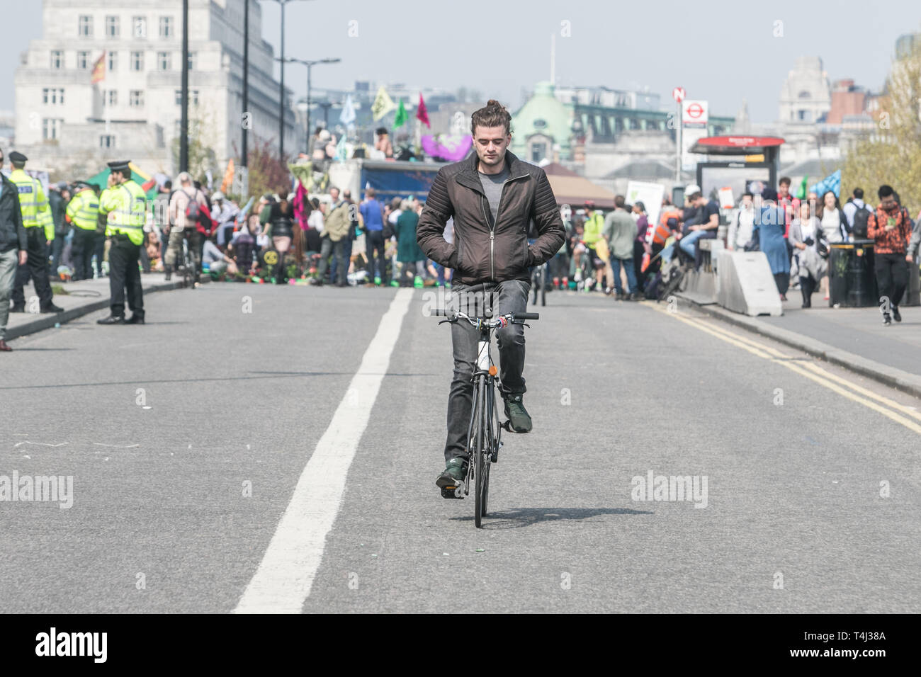 London, Großbritannien. 17 Apr, 2019. Ein Radfahrer fährt auf der Waterloo Bridge, belegt ist und von Demonstranten blockiert am 3. Tag, vom Aussterben bedroht Rebellion Protest als Teil einer laufenden Kampagne zu zwingen, die britische Regierung eine Klimakrise Notfall in einem 2-wöchigen Kampagne Kredit zu erklären: Amer ghazzal/Alamy leben Nachrichten Stockfoto