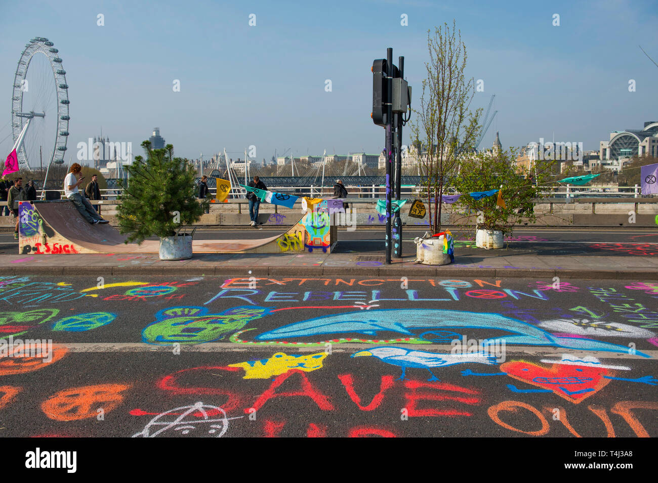 London, Großbritannien. 17. April 2017. Aussterben Rebellion Klimawandel Demonstranten weiterhin eine Blockade der Waterloo Bridge zum Fahrzeug Verkehr, aber mit einer schwereren Polizeipräsenz. Credit: Malcolm Park/Alamy Leben Nachrichten. Stockfoto