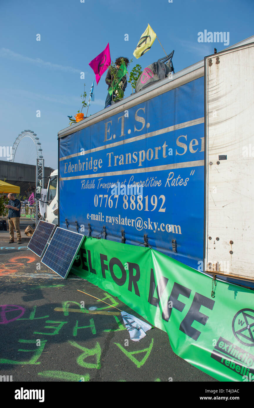 London, Großbritannien. 17. April 2017. Aussterben Rebellion Klimawandel Demonstranten weiterhin eine Blockade der Waterloo Bridge zum Fahrzeug Verkehr, aber mit einer schwereren Polizeipräsenz. Credit: Malcolm Park/Alamy Leben Nachrichten. Stockfoto