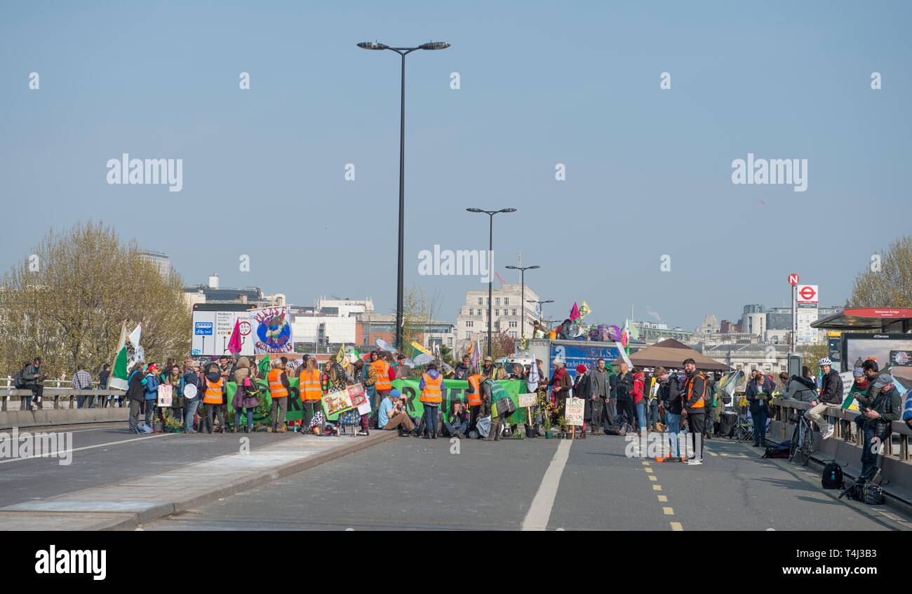 London, Großbritannien. 17. April 2017. Aussterben Rebellion Klimawandel Demonstranten weiterhin eine Blockade der Waterloo Bridge zum Fahrzeug Verkehr, aber mit einer schwereren Polizeipräsenz. Credit: Malcolm Park/Alamy Leben Nachrichten. Stockfoto