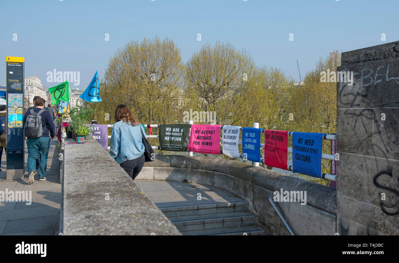 London, Großbritannien. 17. April 2017. Aussterben Rebellion Klimawandel Demonstranten weiterhin eine Blockade der Waterloo Bridge zum Fahrzeug Verkehr, aber mit einer schwereren Polizeipräsenz. Credit: Malcolm Park/Alamy Leben Nachrichten. Stockfoto